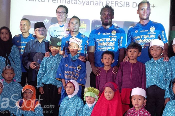 Pemain Persib Bandung, Atep, Michael Essien dan Raphael Maitimo berfoto bersama anak-anak panti asuhan Yayasan Amal Insasi Umul Mukminin seusai doa bersama di Graha Persib, Jalan Sulanjana, Kota Bandung, Kamis (7/9/2017).