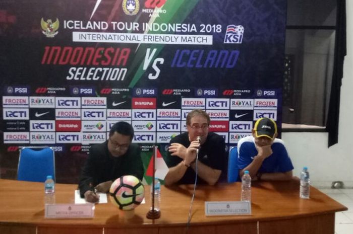 Pelatih Indonesia Selection, Robert Rene Alberts berbicara saat konferensi pers di Stadion Maguwoharjo, Sleman, Kamis (11/1/2018).