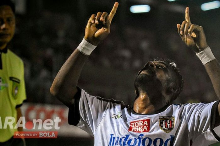 Striker Bali United, Yabes Roni Malaifani, melakukan selebrasi usai mencetak gol ke gawang Pusamania Borneo FC dalam laga lanjutan Liga 1 di Stadion Kapten I Wayan Dipta, Gianyar, yang berakhir dengan kemenangan tim tuan rumah dengan skor 3-0 pada Minggu (14/5/2017) malam.