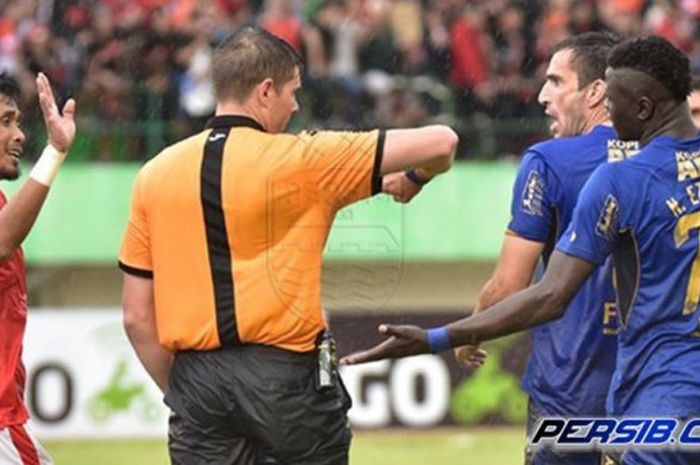   Wasit Shaun Evans (tengah) saat memimpin pertandingan Liga 1 antara Persija Jakarta versus Persib Bandung di Stadion Manahan, Solo, 3 November 2017.  