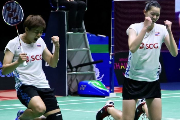 Pasangan ganda putri Thailand, Puttita Supajirakul (kanan) dan Sapsiree Taerattanachai (kiri), berselebrasi seusai memenangkan partai final Thailand Masters 2019 yang digelar Minggu (13/1/2019).