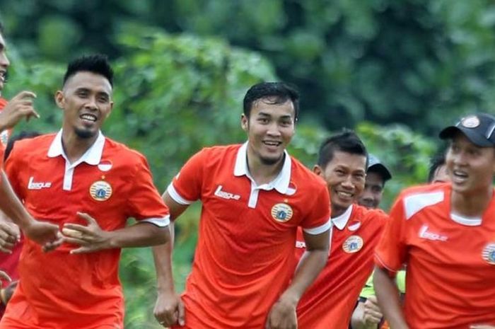 Maman Abdurrahman, Gunawan Dwi Cahyo, dan beberapa pemain Persija lainnya sedang latihan bersama. 