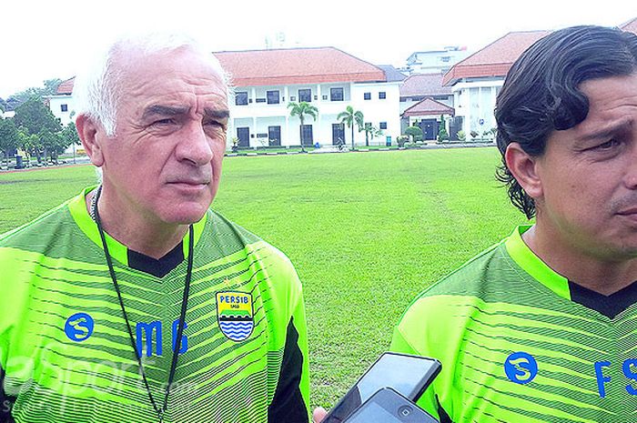 Pelatih Persib, Roberto Carlos Mario Gomez (kiri), didampingi asisten pelatih, Fernando Gaston Soler, berbicara kepada media usai latihan tim di Lapangan Sesko AD, Kota Bandung, Jumat (15/12/2017).