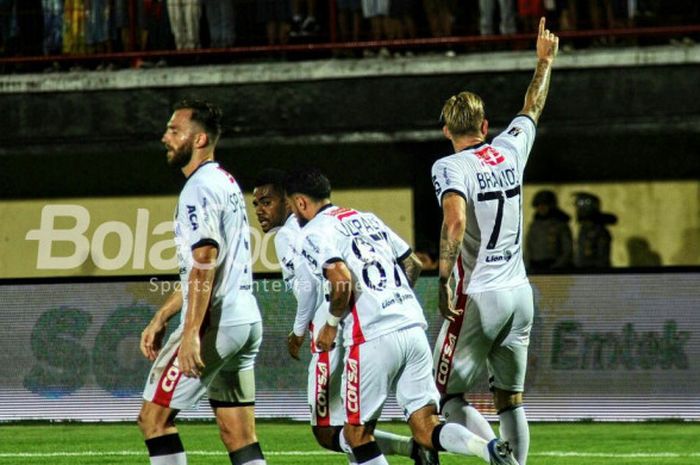 Kevin Brands mencetak gol kedua Bali United ke gawang Persija Jakarta pada laga terakhir fase Grup C Piala Presiden, di Stadion Kapten I Wayan Dipta, Senin (29/1/2018).