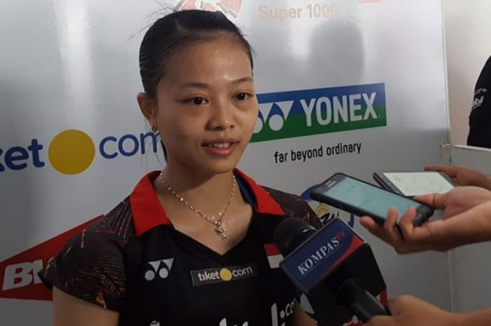 Pebulu tangkis tunggal putri, Fitriani, usai dikalahkan oleh pebulu tangkis tunggal putri Thailand, Ratchanok Intanon dua gim langsung dengan skor 21-8, 21-16 di Istora Senayan, Selasa, (3/7/2018).