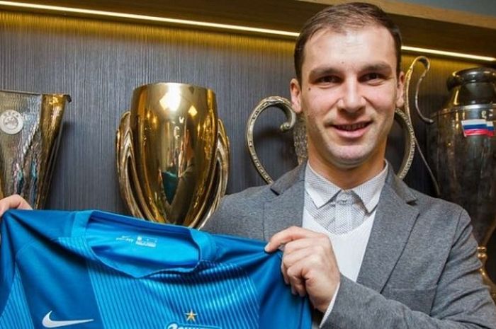 Branislav Ivanovic resmi bergabung dengan Zenit St Petersburg, Rabu (1/2/2017). 