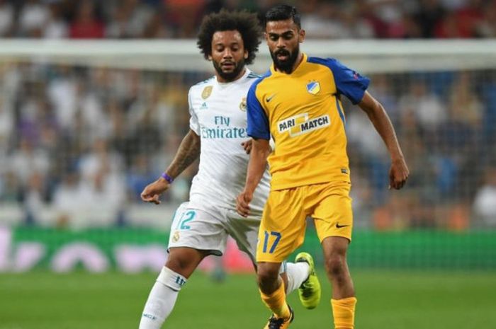 Penyerang APOEL, Ghayas Zahid (kanan), dibayangi bek Real Madrid, Marcelo, dalam partai Liga Champions di Santiago Bernabeu, Madrid, 13 September 2017.