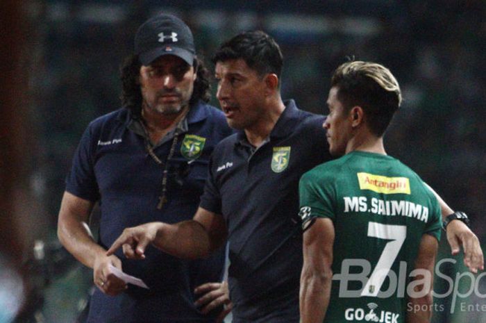 Pelatih Persebaya, Angel Alfredo Vera (tengah) memberi arahan pada Sidik Saimima sebelum turun ke lapangan.