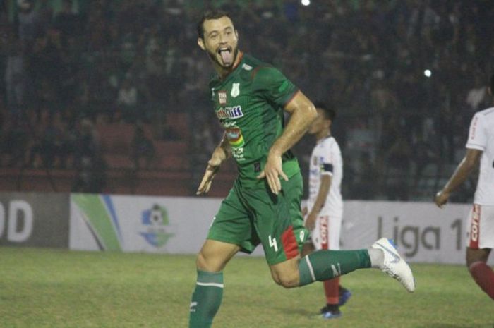 Bek PSMS Medan, Reinaldo Lobo, merayakan gol yang dicetaknya lewat eksekusi penalti kontra Bali United dalam duel Liga 1 2018 di Stadion Teladan, Medan, Sabtu (27/8/2018).