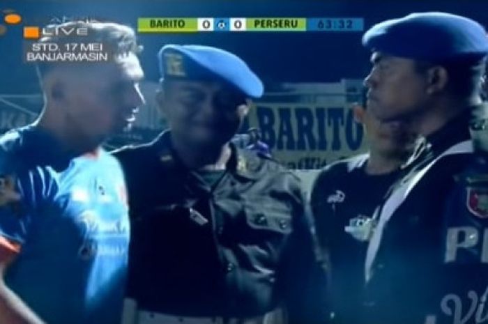 Detik Detik Silvio Escobar dijemput Polisi Militer di laga Barito Putera Vs Perseru Serui pada Jumat (19/10/2018).