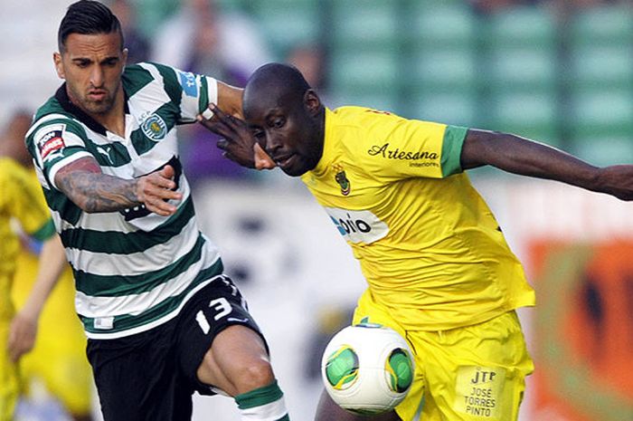 Penyerang Pacos Ferreira, Cicero Semedo (kanan), berebut bola dengan bek Sporting CP, Miguel Lopes, dalam laga lanjutan Liga Portugal di Stadion Mata Real, Pacos Ferreira, pada 5 Mei 2013.