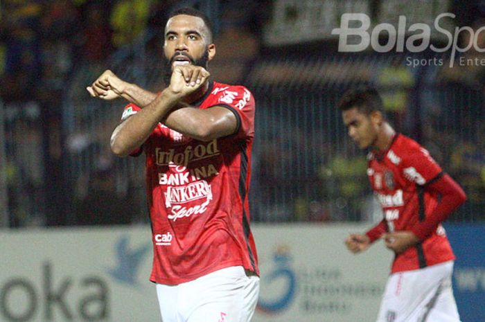 Penyerang Bali United asal Belanda, Sylvano Comvalius merayakan gol ketiga kontra Persegres Gresik United, Senin (31/7/2017).