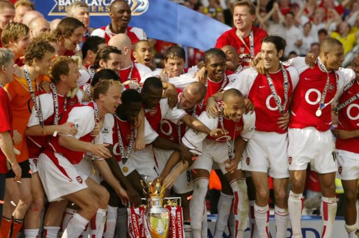 Para pemain Arsenal berpose bersama trofi Liga Inggris setelah mengalahkan Leicester City 2-1 di Stadion Highbury, London, pada 15 Mei 2004.