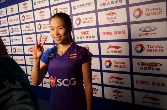  Tunggal putri Thailand, Ratchanok Intanon, usai menang 21-14, 21-14 atas tunggal putri Indonesia, Maria Febe Kusumastuti, pada pertandingan terakhir penyisihan Grup C Piala Uber di Kunshan Sports Centre, Selasa (17/5/2016). 