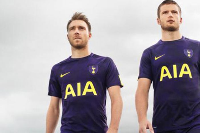 Jersey tandang terbaru Tottenham Hotspur garapan Nike untuk musim 2017-2018.