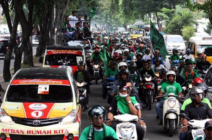 Tiga kelompok suporter PSMS Medan saat menggelar konvoi juara Piala Kemerdekaan tahun 2015 di jalan protokol Kota Medan