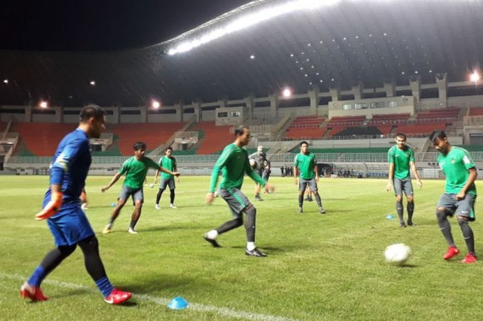 Suasana uji coba lapangan para pemain timnas U-23 jelang laga PSSI Anniversary Cup di Stadion Pakansari, Cibinong, Kamis (26/4/2018).