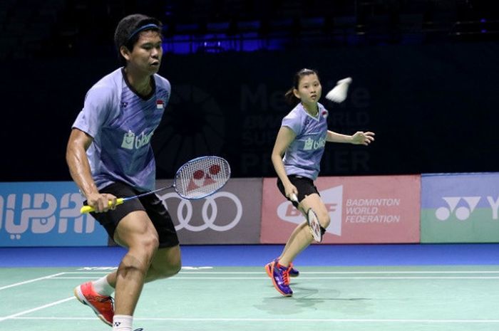 Pasangan ganda campuran Indonesia, Praveen Jordan/Debby Susanto, mengembalikan kok ke arah Tang Chun Man/Tse Ying Suet (Hong Kong) pada laga perdana penyisihan Grup A BWF Superseries Finals 2017 yang berlangsung di Hamdan Sports Centre, Rabu (13/12/2017).