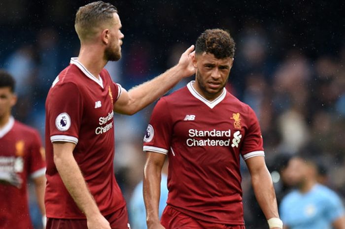 Ekspresi gelandang anyar Liverpool, Alex Oxlade-Chamberlain (kanan), dan Jordan Henderson setelah timnya dikalahkan Manchester City dengan skor 0-5 di laga Liga Inggris 2017-2018 di Stadion Etihad, Manchester, Inggris, pada Sabtu (9/9/ 2017).