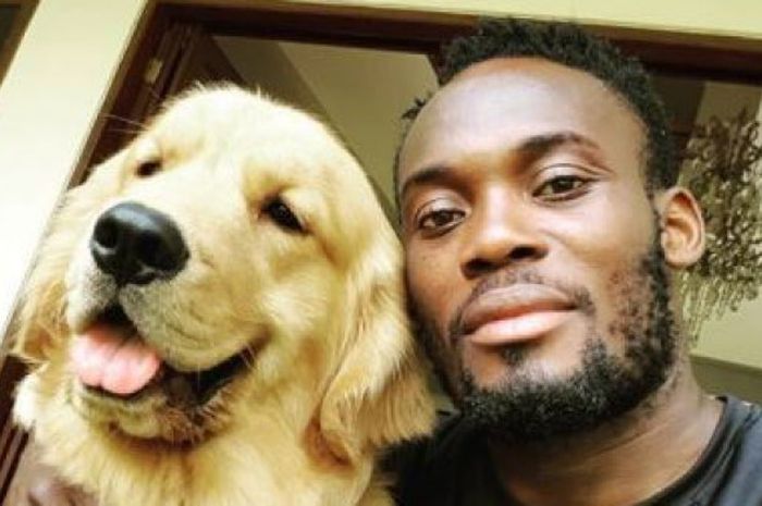 Michael Essien bersama anjing miliknya