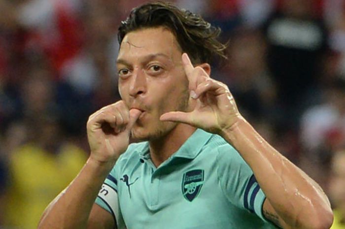 Gelandang Arsenal, Mesut Oezil, melakukan selebrasi seusai menjebol gawang PSG dalam laga ICC di The National Stadium, Singapura, Sabtu (28/7/2018).