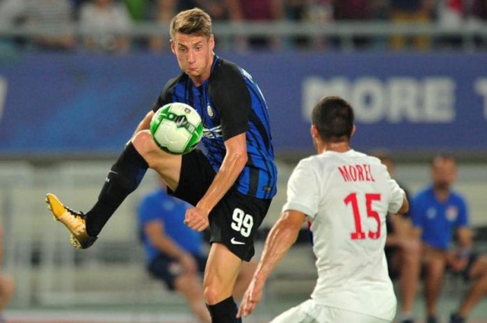 Aksi Andrea Pinamonti (kiri) saat membela Inter Milan menghadapi Olympique Lyon dalam partai International Champions Cup di Nanjing, China, 24 Juli 2017.