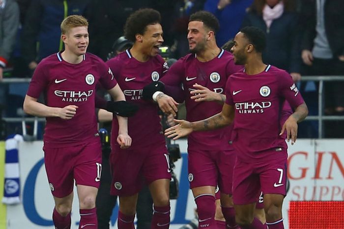 Pemain Manchester City melakukan selebrasi setelah Kevin De Bruyne mencetak gol ke gawang Cardiff City pada laga babak keempat Piala FA di Stadion Cardiff City, Minggu (28/1/2018) malam WIB.