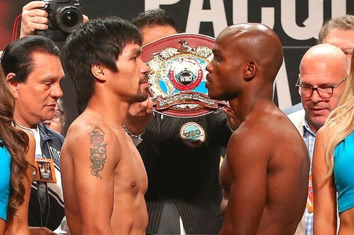 Manny Pacquiao (kiri) dan Timothy Bradley Jr., saling adu pandang dalam acara timbang badang di MGM Grand Garden Arena, Las Vegas, 8 April 2016.