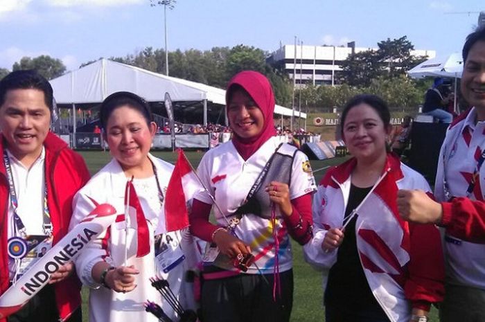 Ketua Umum Komite Olimpiade Indonesia (KOI) Erick Thohir (kiri) berpose dengan atlet panahan putri Indonesia, Diananda Choirunisa, di Kuala Lumpur, Malaysia, Minggu (20/8/2017).