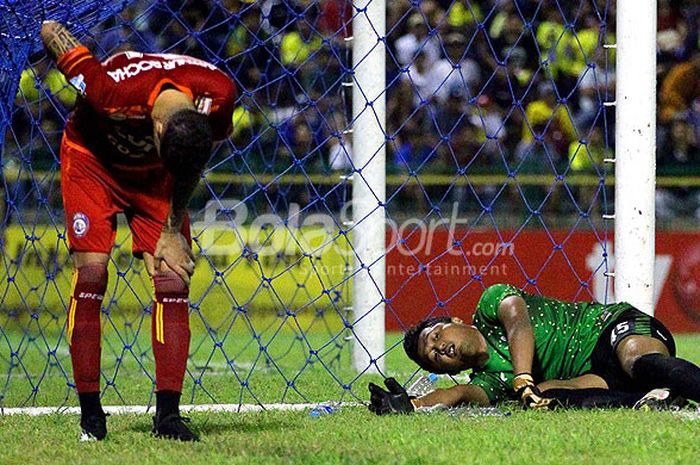 Pada menit ke-70 kiper Persegres Gresik United, Aji Saka (kanan), tidak sadarkan diri seusai membentur tiang gawang dalam laga pekan ke-14 Liga 1 antara Persegres Gresik United melawan Arema FC di Stadion Tri Dharma Petrokimia Gresik, Jawa Timur, Rabu (12/07/2017) malam.