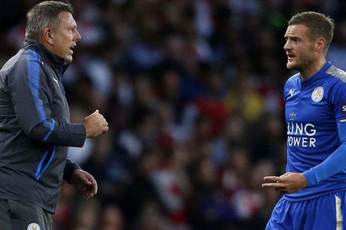 Penyerang Leicester City, Jamie Vardy, berbicara dengan pelatih Craig Shakespeare pada laga Liga Inggris kontra Arsenal di Stadion Emirates, London, pada Jumat (11/8/2017).