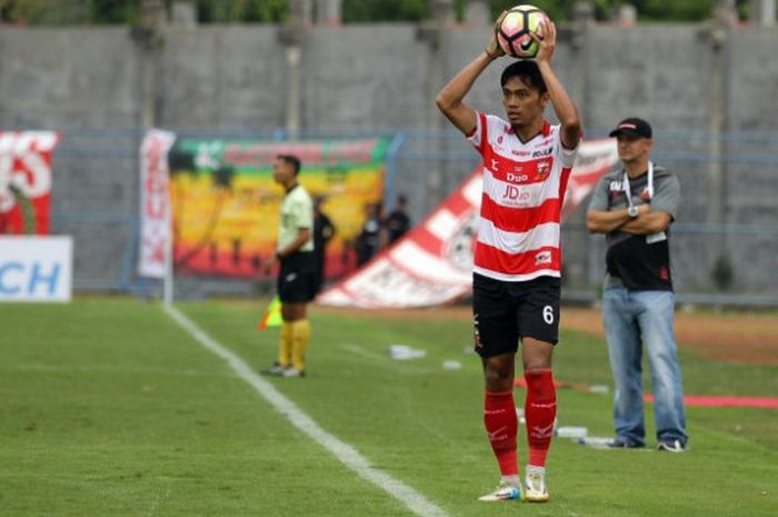 Bek kiri Madura United, Andik Rendika Rama. 