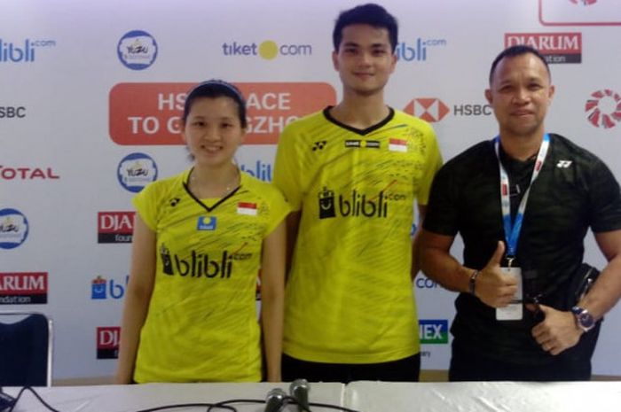 Pasangan ganda campuran nasional Indonesia, Ricky Karanda Suwardi/Debby Susanto, berpose dengan pelatih mereka, Richard Mainaky, seusai menggelar konferensi pers pertandingan babak kesatu turnamen Indonesia Open 2018 di Istora Senayan, Jakarta, Selasa (3/7/2018).