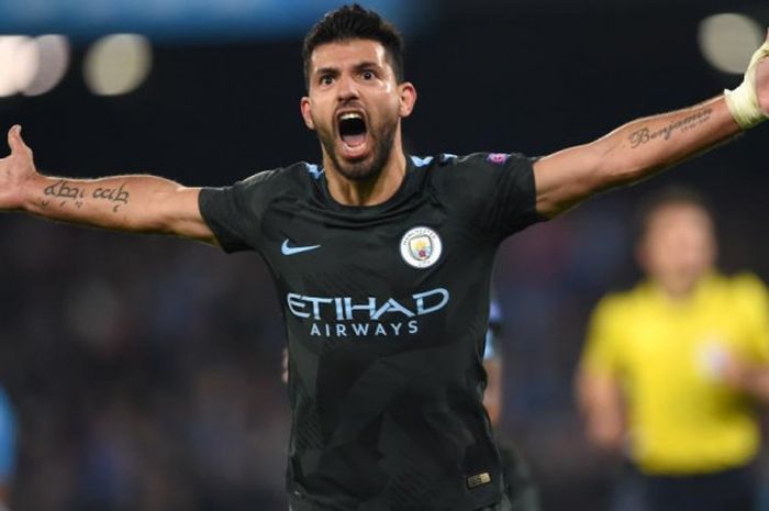 Striker Manchester City Sergio Aguero merayakan golnya ke gawang Napoli dalam partai Liga Champions di Stadion San Paolo, Naples, 1 November 2017.