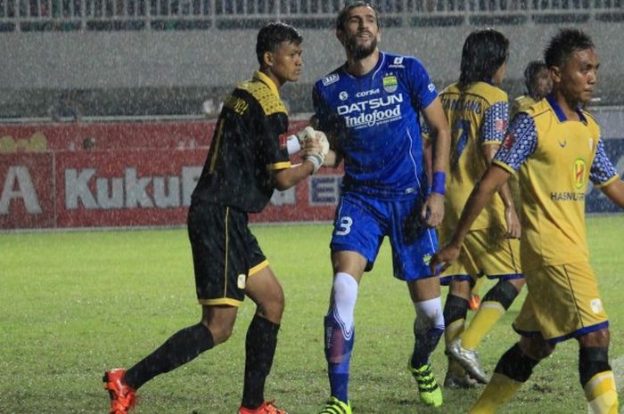Kiper Muda Barito Putera, Muhammad Riyandi (kiri), berjabat tangan dengan bek Persib Bandung, Vladimir Vujovic, dalam pertandingan Kejuaraan Sepak Bola Torabika (TSC) 2016 di Stadion Pakansari, Cibinong, Kabupaten Bogor, Sabtu (13/8/2016).
