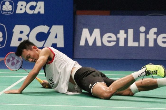 Pebulu tangkis tunggal putra, Ihsan Maulana Mustofa, terjatuh saat berupaya mengembalikan kok dari lawannya, Lee Chong Wei (Malaysia), yang ditemui pada babak semifinal BCA Indonesia Open Superseries Premier 2016 di Istora Gelora Bung Karno, Senayan, Jakarta, Sabtu (4/6/2016).