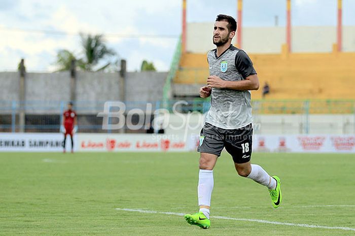 Pemain asing Persela Lamongan asal Tajikistan, Fathullo Fathulloev, saat tampil di ajang Suramadu Super Cup 2018.