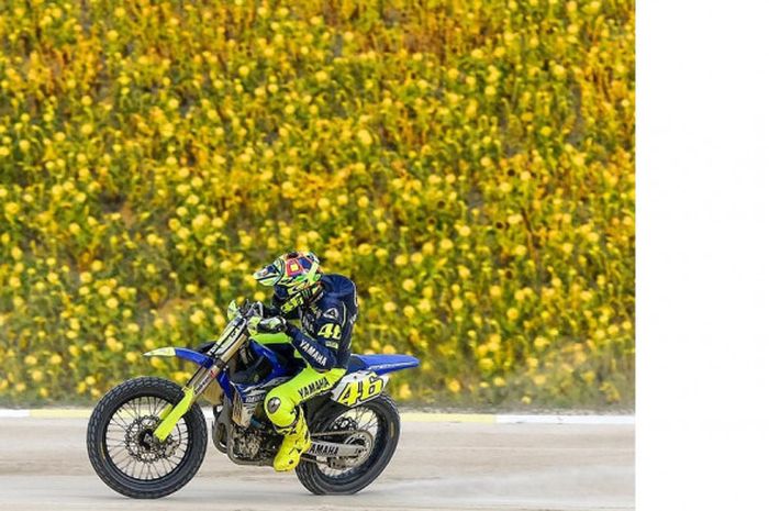 Valentino Rossi mengunggah momen saat mengendarai supermoto (27/7/2017).