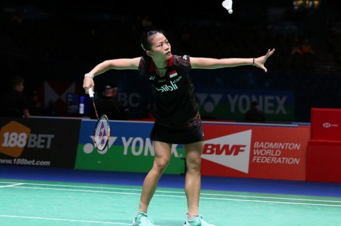 Pebulu tangkis tunggal putri Indonesia, Fitriani, bersiap melakukan servis ke arah Soniia Cheah (Malaysia) pada babak pertama All England 2018 yang berlangsung di Birmingham Arena, Inggris, Rabu (15/3/2018).