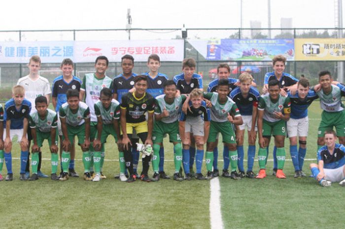 Tim pelajar Indonesia U-15 berfoto bersama dengan pemain akademi Bath&Wilshire selepas laga di Grup 3 Piala Gothia 2017.