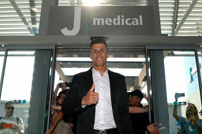 Joao Cancelo tiba di J Medical pada  Rabu (27/6/2018) untuk melakukan tes medis sebelum resmi bergabung dengan Juventus