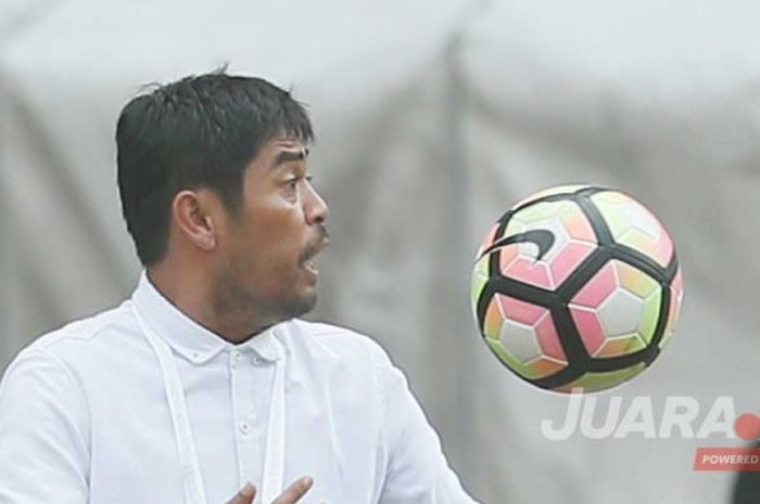 Pelatih Semen Padang, Nilmaizar dalam laga Liga 1 saat timnya dijamu Bhayangkara FC di Stadion Patriot, Kota Bekasi, 20 Mei 2017. 