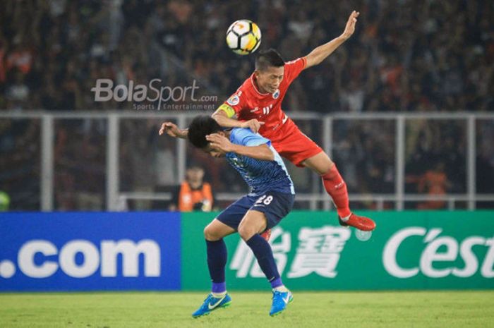  Aksi bek Persija Jakarta, Ismed Sofyan, dalam pertandingan kelima Grup H Piala AFC 2018 melawan Johor Darul Takzim di Stadion Utama Gelora Bung Karno, Selasa (10/4/2018).  