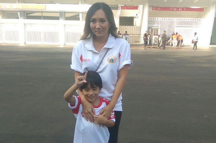 Istri Pelatih Persija Jakarta, Stefano Cugurra, yakni Miranda Erlinda, bersama putranya, Roma, ikut terlihat di Stadion Utama Gelora Bung Karno (SUGBK), Rabu (14/3/2018), sore.