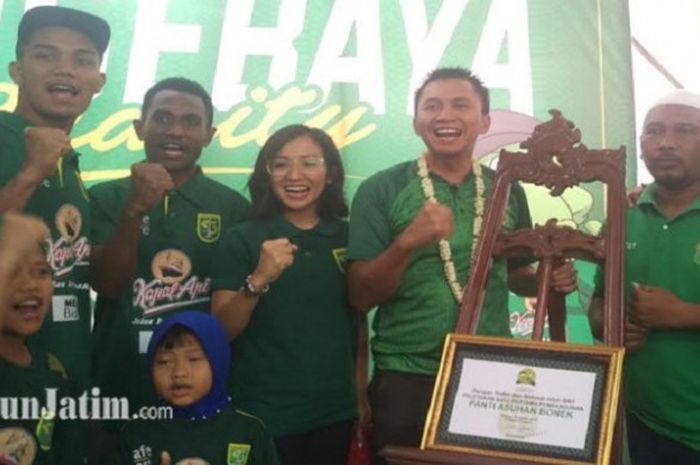 Presiden Persebaya Surabaya, Azrul Ananda (berkalung bunga), saat menghadiri peletakkan batu pertama panti asuhan Bonek SKJ, Rabu (8/8/2018).