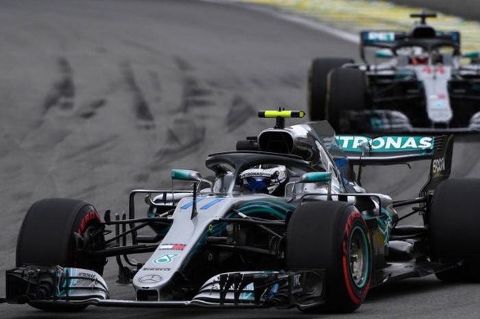 Dua pebalap Mercedes, Valtteri Bottas (depan) dan Lewis Hamilton, saat melaju dalam sesi latihan bebas F1 GP Brasil 2018 yang digelar Jumat (9/11/2018) waktu setempat.