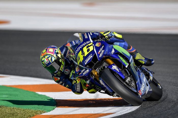 Pebalap tim Movistar Yamaha, Valentino Rossi, beraksi saat sesi kualifikasi MotoGP Valencia di Sirkuit Ricardo Tormo, Sabtu (11/11/2017).