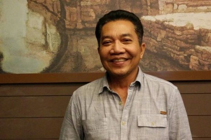 Wakil Sekjen PP PBSI Achmad Budiharto, berpose seusai acara wawancara dengan media jelang BCA Indone