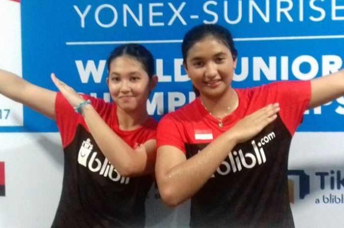 Pasangan ganda putri Indonesia, Jauza Fadhila Sugiarto/Ribka Sugiarto, berpose seusai memastikan diri ke babak keempat seusai mengalahkan Katie Ho Shue/Aleksandra Goszczynska (Kanada) dengan skor 21-9, 21-11, pada laga babak ketiga yang berlangsung di GOR Among Rogo, Yogyakarta, Rabu (18/10/2017).