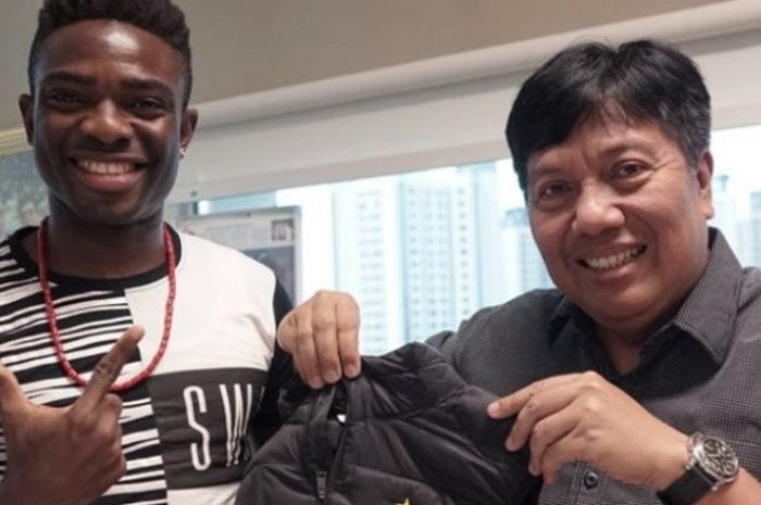 Direktur Utama Persija Jakarta, Gede Widiade, memperkenalkan Osas Saha sebagai penyerang baru tim berjulukan Macan Kemayoran pada putaran kedua Liga 1. 